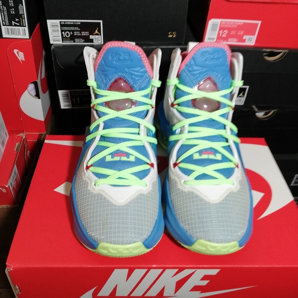 NIKE AIR LEBRON 19 WOMEN US SIZE 7.5 WORE 3 TIMES ONLY NO BOX DUE ITS DAMAGED - Picture 7 of 13